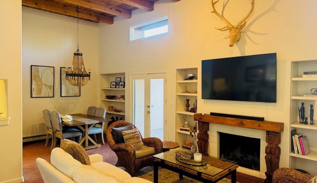 Casa de Carol - Charming 3-bedroom light-filled townhome in SE Santa Fe w/WiFi