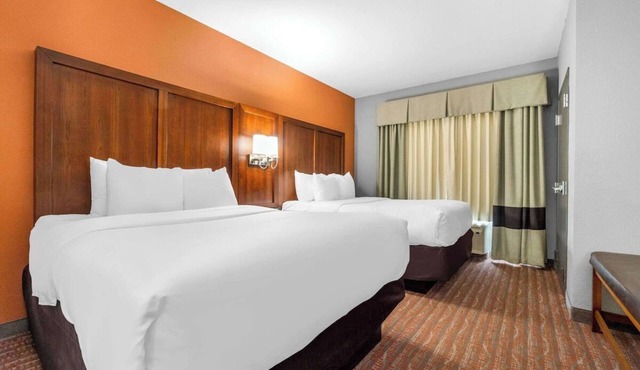 Casey Jones 2 Queen Room w/Breakfast, Gym & Pool