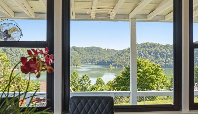 Center Hill Lakehouse, Panoramic Views & Deck