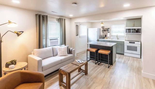 Central Lincoln Quiet 1BR. Fireplace, 31+Day Stays