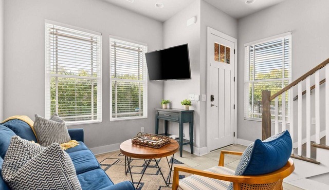 CH7 ~ Clean Townhouse Near Downtown ~ 2 Miles to Broadway ~ Ensuite Bathrooms ~ Free Parking