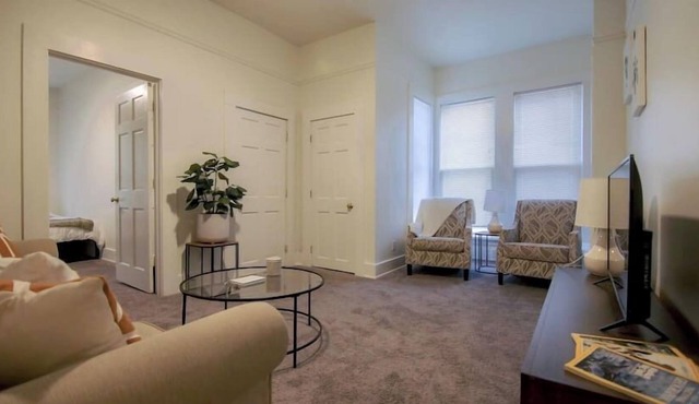 Charming 1BR Apt, Prime Location near Drake