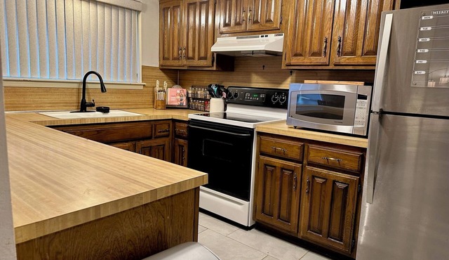Charming 3-bedroom family house with AC and WiFi in Tulsa