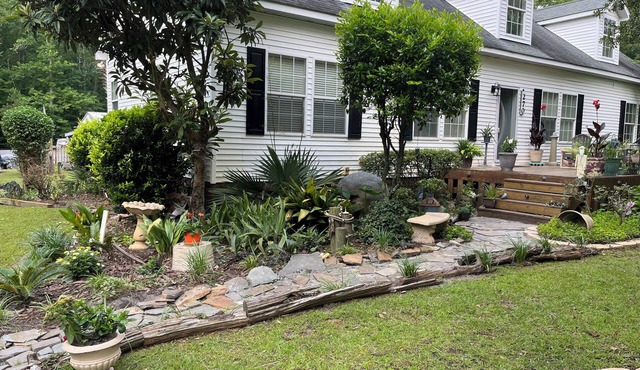 Charming 3-bedroom house in welcoming Holly Ridge with WiFi, AC. Pet friendly