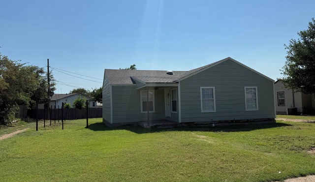 Charming 3-bedroom house with AC in Borger. Completely remodeled and updated