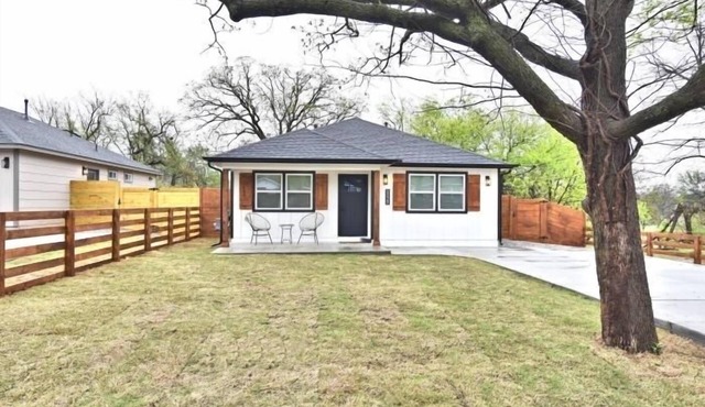 Charming 3-bedroom house with WiFi, AC in vibrant Tulsa