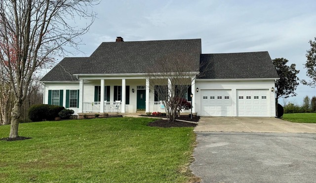 Charming 6-bedroom farmhouse on 40 acres with hot tub, game room, in Shelbyville