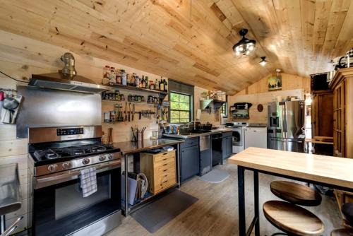 Charming Cabin Retreat On Tuckasegee River Near Sylva North Carolina