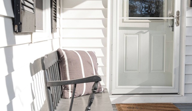 Charming house steps from historic downtown front street!