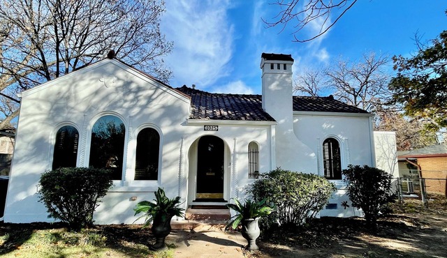 Charming Spanish Revival Villa, Historic Sayles Neighborhood, Sleeps 8!