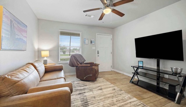 Charming Stay 2BR Duplex WorkSpace NearAttractions