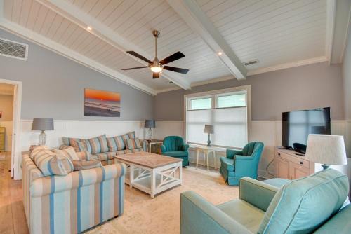 Charming Surf City retreat with 3 bedrooms, easily sleeps 8, perfect for family fun!