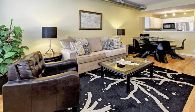 Charming Townhouse in Louisville – Explore the Urban Oasis!