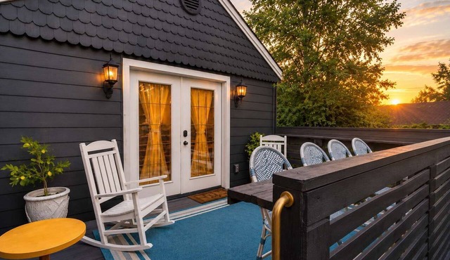 Cheeky RxR | Art Museum Loft with rooftop deck!