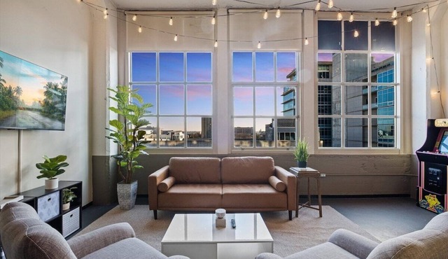 Chic Downtown King Suite~Free Parking~A+ Location