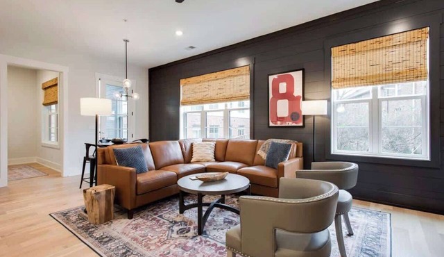 Chic Vandy Condo w/Garage - 3 miles to Broadway