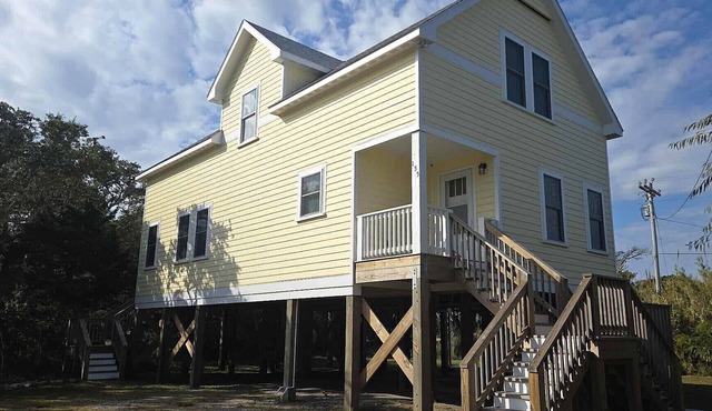 Chris and Mabel's: Private I Dog Friendly with Large Yard and Screened Porch