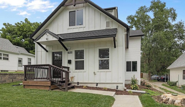 Close to Everything Omaha - Spacious 5BR Retreat