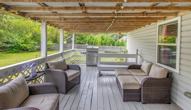 Coastal Retreat in Hampstead + Private Deck & Yard