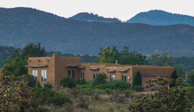 COMFORT AND VIEWS IN BEAUTIFUL SANTA FE with a cat