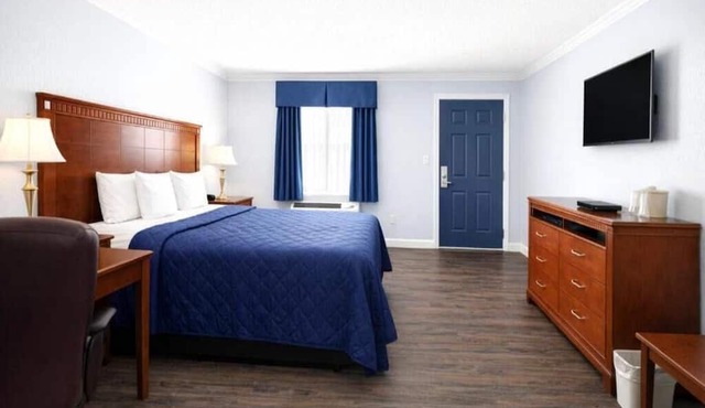 Comfort Room, one king bed accessible non-smoking