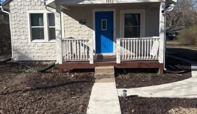Comfy family home with parking! Close to KU & Mass St