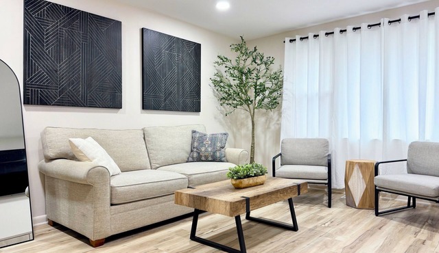 Convenient cozy stylish 2-bedroom townhome-Mins to downtown and attractions