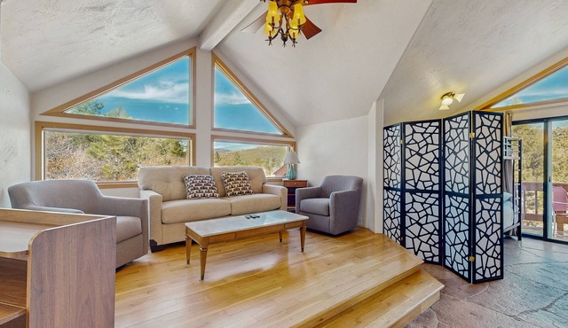 Conveniently located home w/full kitchen, wifi & private w/d