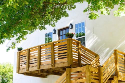 Cottage Park Carriage House-Rest and Explore with Hollyhock
