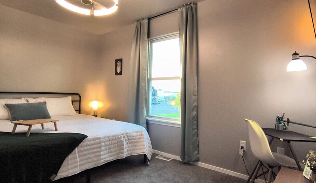 Cozy 2-bed townhome with AC in Tahlequah. Food & shopping, walking distance.