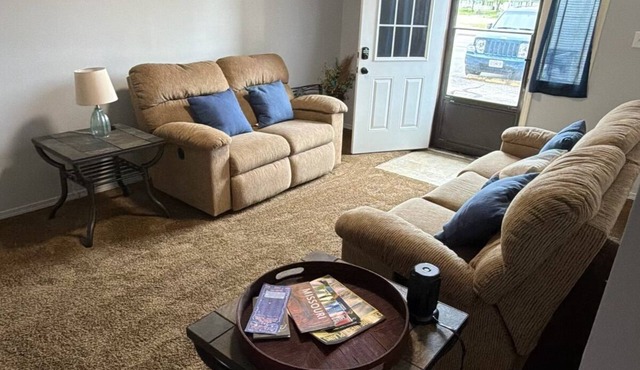 Cozy 2-bedroom apartment in charming West Plains with AC