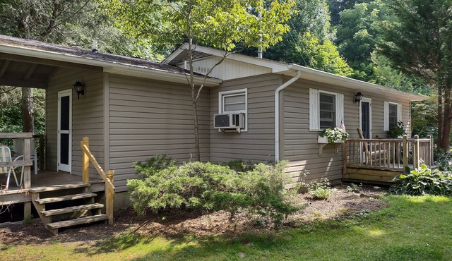 Cozy 2-Bedroom Cottage in Beautiful Maggie Valley.