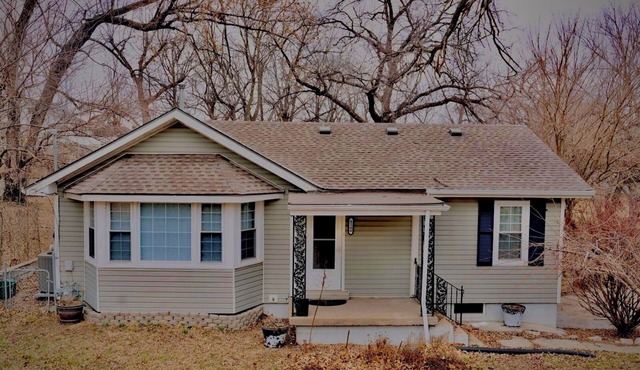 Cozy 2-bedroom house in peaceful Kansas City with AC