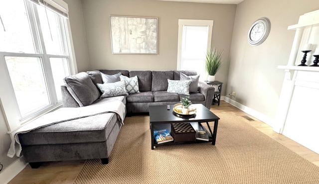 Cozy 2-bedroom house in Louisville with AC