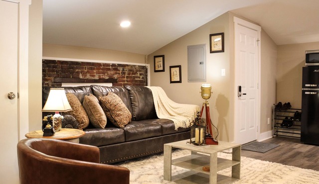 Cozy Bourbon Speakeasy Themed Loft - Minutes from Downtown!