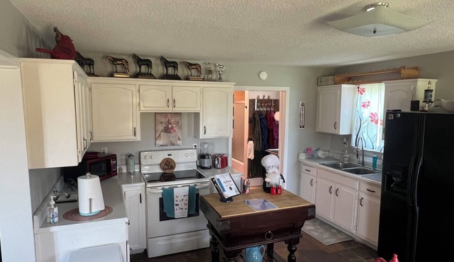 Cozy country lodging and a hot tub