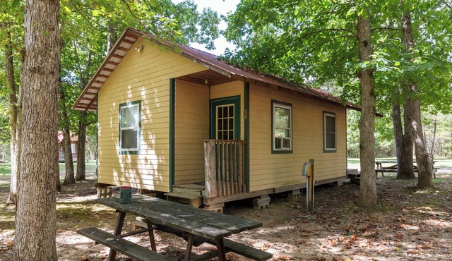 Cozy Family Cabin w/Bunk Beds & Pool Access