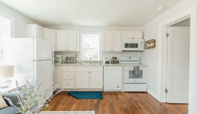 Cozy Farmhouse Apartment in Bristol 2 bed 1 bath