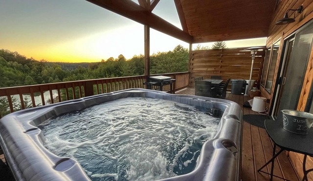 Cozy Hollow | Private Pond | Hot Tub | Forest View | Private Fire Pit | 10 Min Drive to Natural Bridge State Park