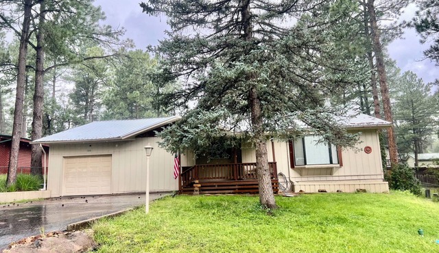 Cozy home in Mid-town Ruidoso. Enjoy the pool table and Hot tub.