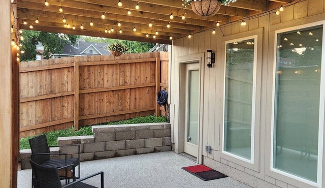 Cozy KC Retreat, Private Suite w/Patio &Fireplace