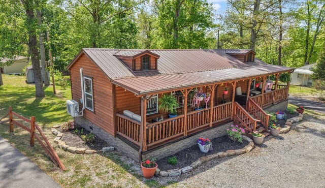 Cozy Lake Cumberland Cabin with Fire Pit