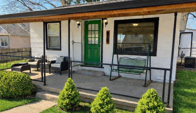 Cozy Retreat for work or play, with large yard! Walk to Coffee, Brewery, Shops!