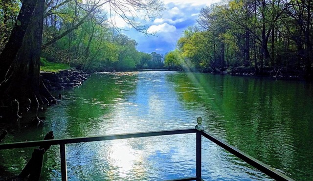 Cozy romantic cabin/1 bedroom right on the river great views Pangburn NO PETS