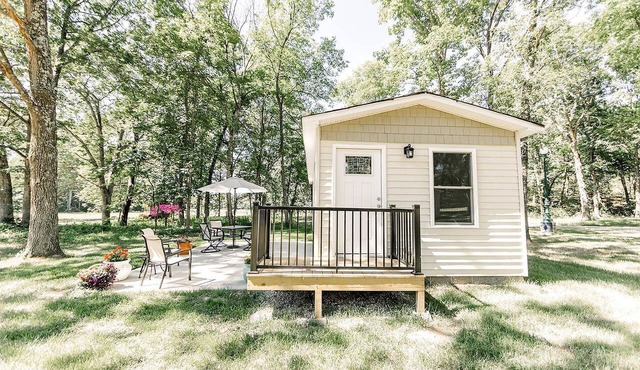Cozy Secluded Cabin near Owensville, Missouri - Ideal for a Relaxing Glamping Getaway with Your Loved One