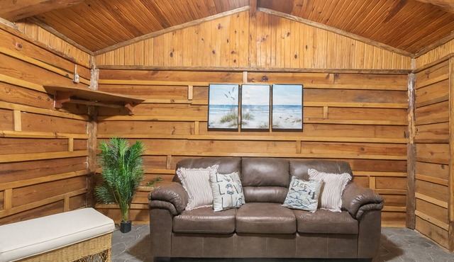 Cozy & Spacious Wooden Suite By The Lake | Texoma Shores Resort