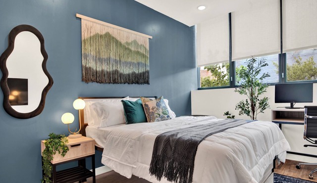 Cozy Sunlit 1BR | OTR | Pool, Gym, Workstation