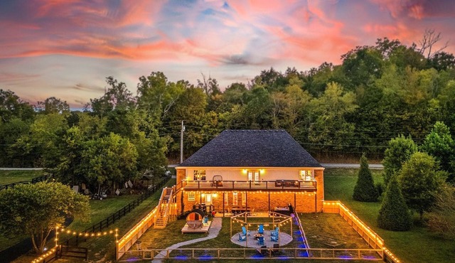 Creekside Escape Bourbon Trail w/Sauna Firepit Hot Tub Themed Spaces Speakeasy