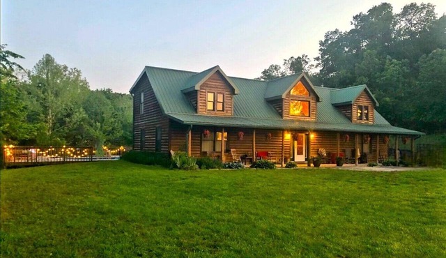 Custom Lodge in woods w/Private pool & Stocked Lake + walking trail, sleeps 24!