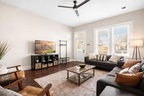 Derby & Bourbon Trail Homebase W Private Backyard
